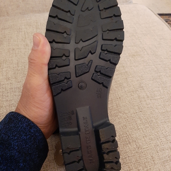 Made in italy ladies boots. Sz::6.5 rubber made. Like new. - Picture 6 of 8